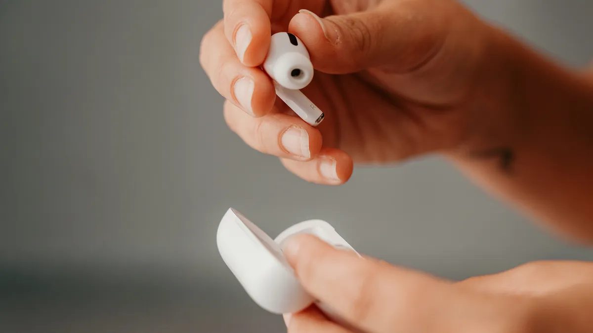 Apple планирует AirPods с камерами к 2027 году