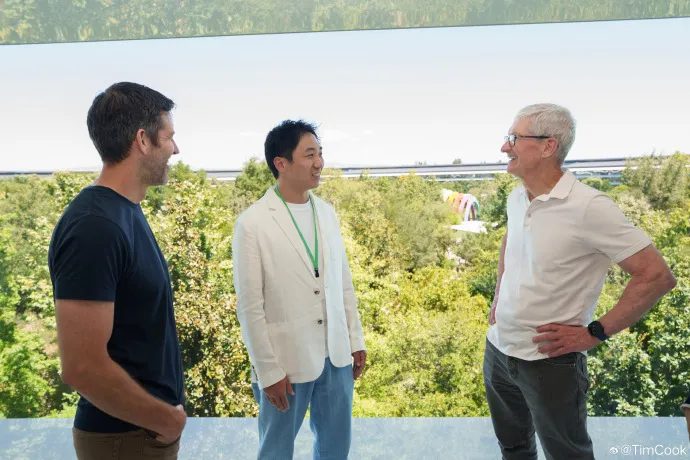 Глава Apple Тим Кук и преемник Джон Тернус встретились с основателем POP MART