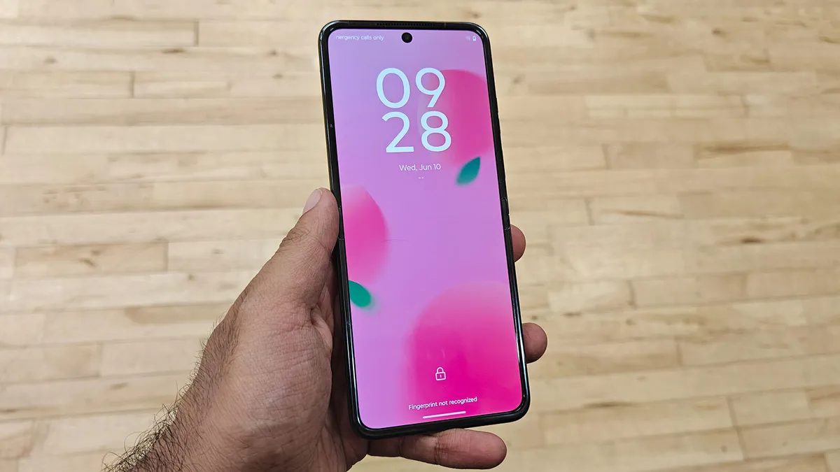 Motorola Razr+: почему флагманский опыт не требует флагманской цены