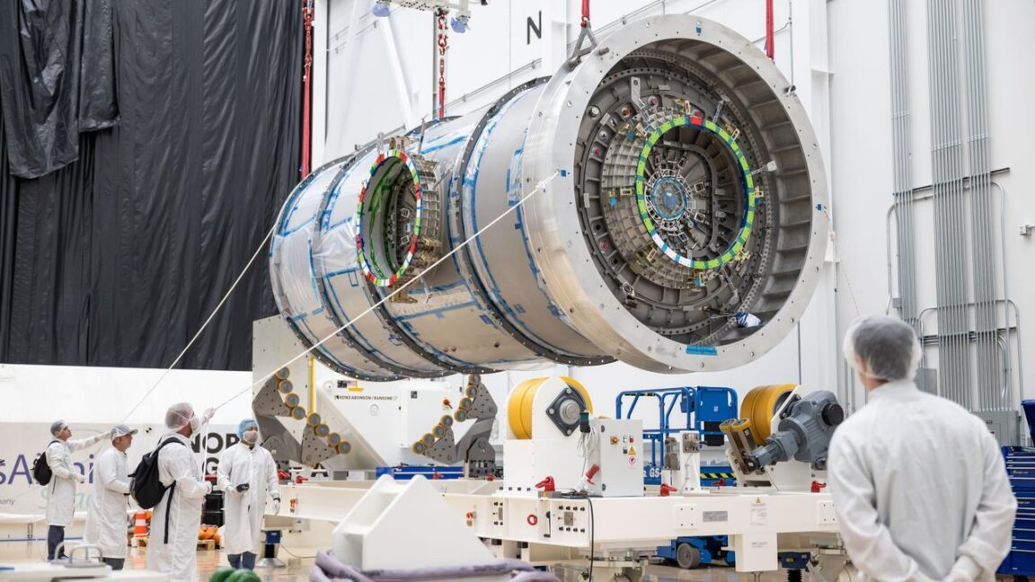 NASA приостановило работу Northrop Grumman над лунным модулем HALO