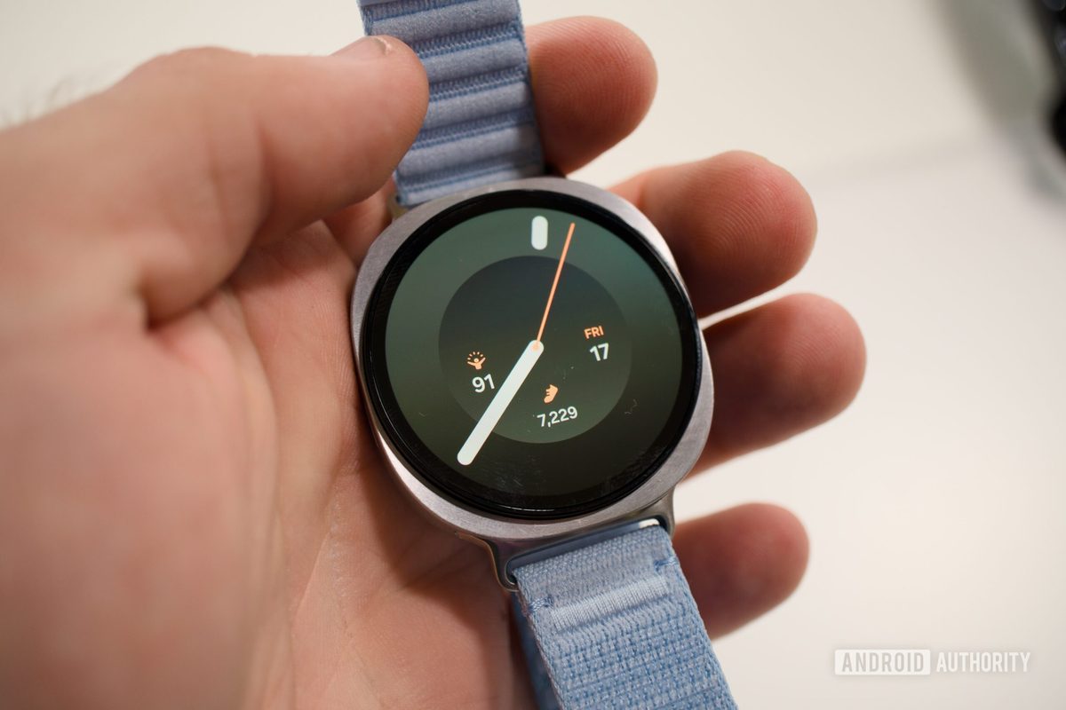 Пользователи Galaxy Watch 9 жалуются на медленную зарядку и экстремальные лайфхаки