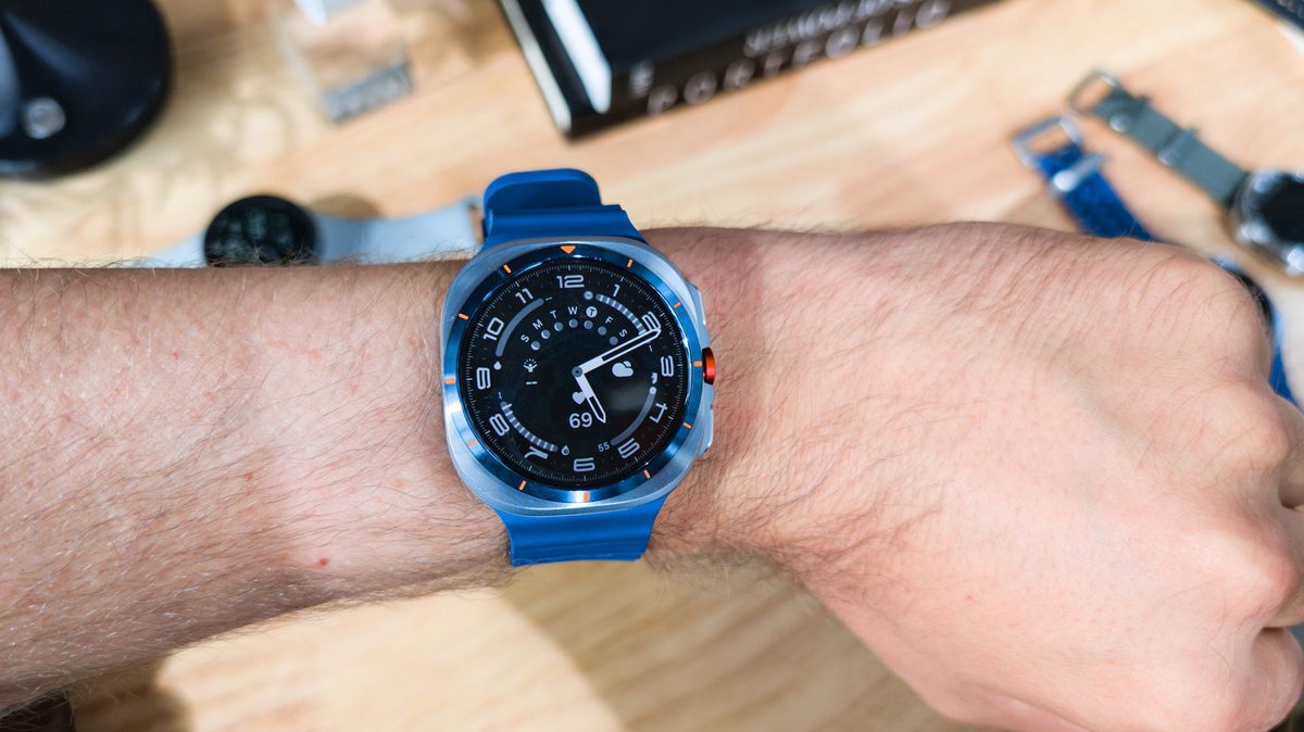 Samsung Galaxy Watch Ultra (2025) со скидкой 42% на Amazon