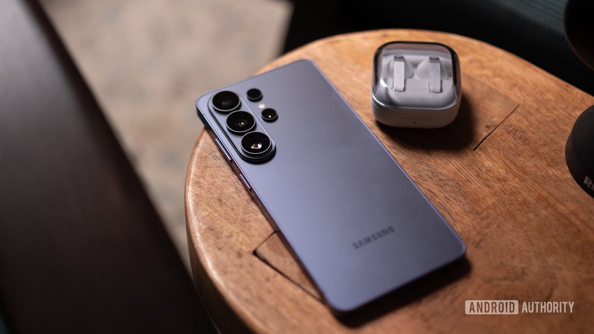 Samsung выпустит ПО-фикс для проблемы с красным экраном Galaxy S26 Ultra