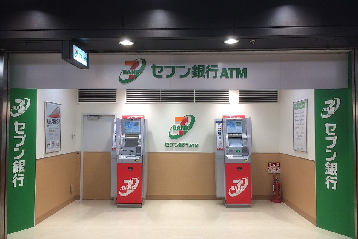 Семь банк запустил фирменные банкоматы в магазинах FamilyMart