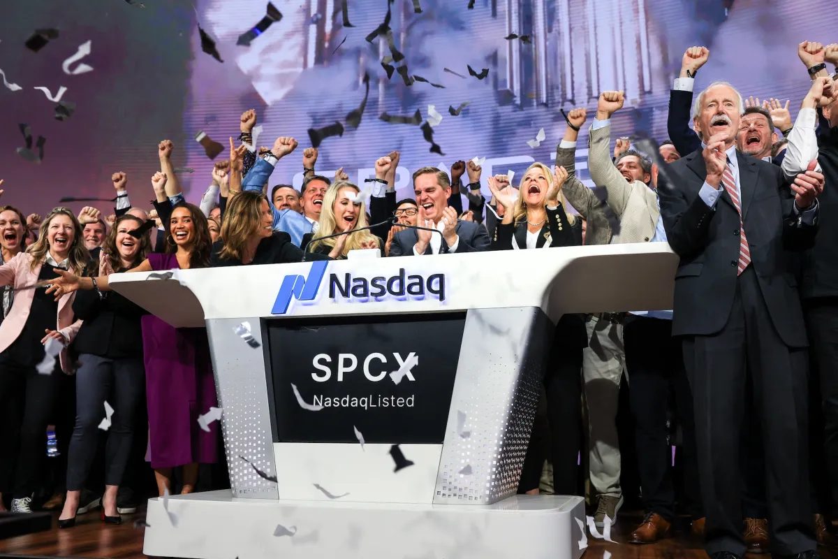 SpaceX провела крупнейшее IPO: акции выросли на 19%, Илон Маск стал первым триллионером