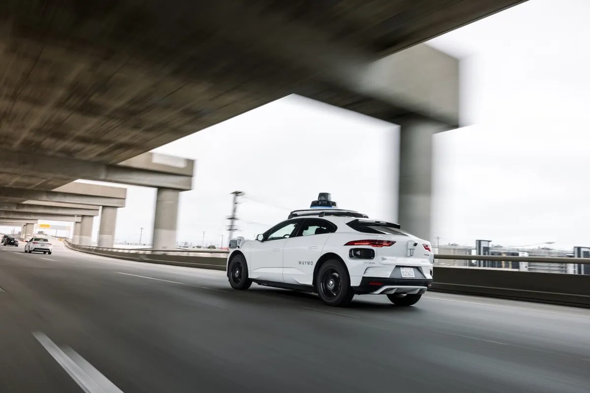 Waymo представила новую модель для оценки автономных такси против человека