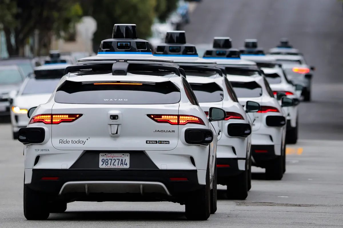 Waymo против Tesla: битва технологий автономных такси перед запуском Cybercab